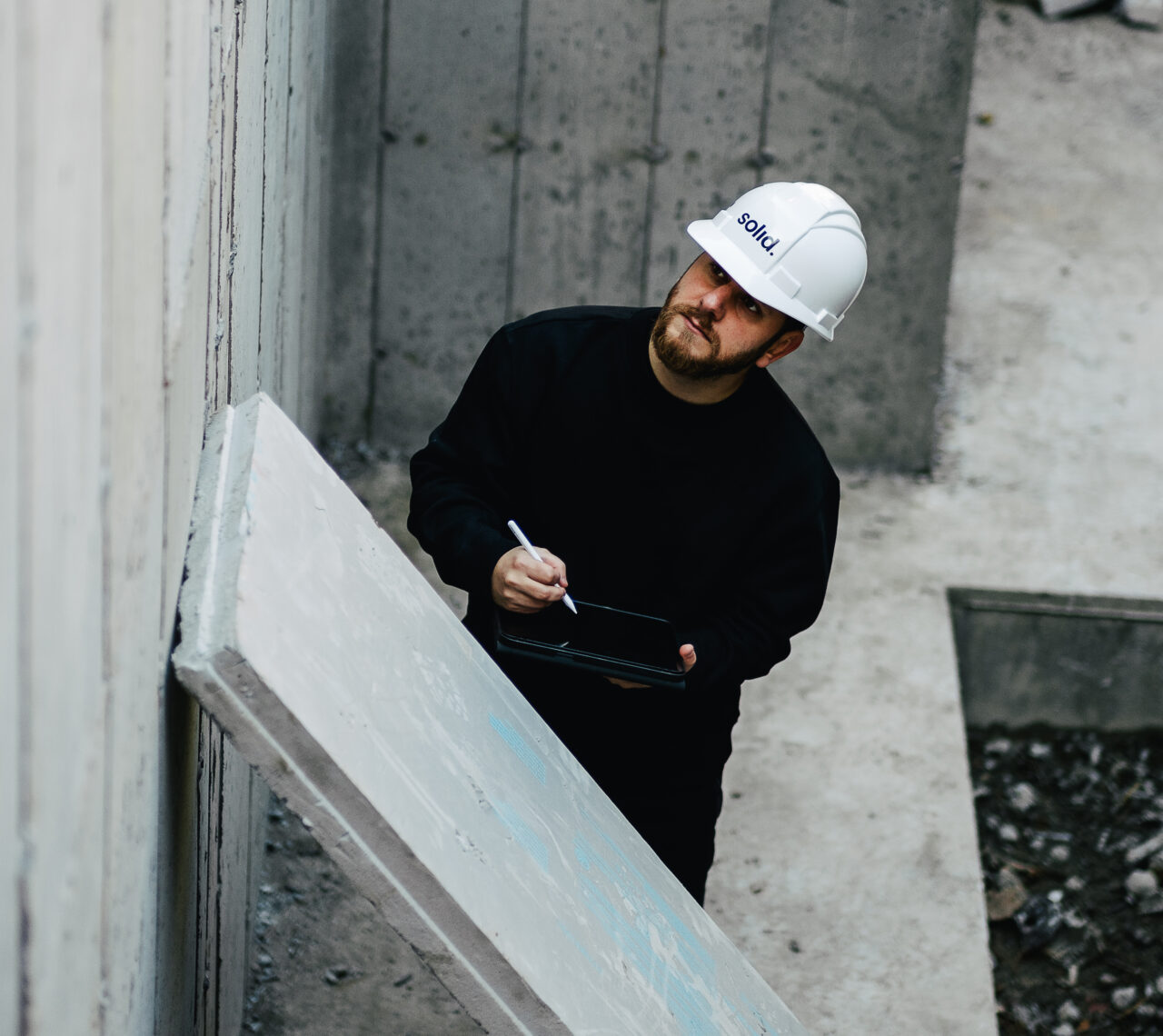 ingénieur qui inspecte un bâtiment