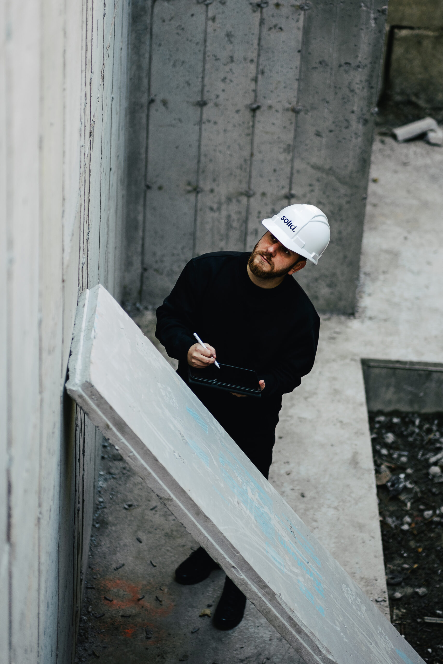 ingénieur qui inspecte un bâtiment